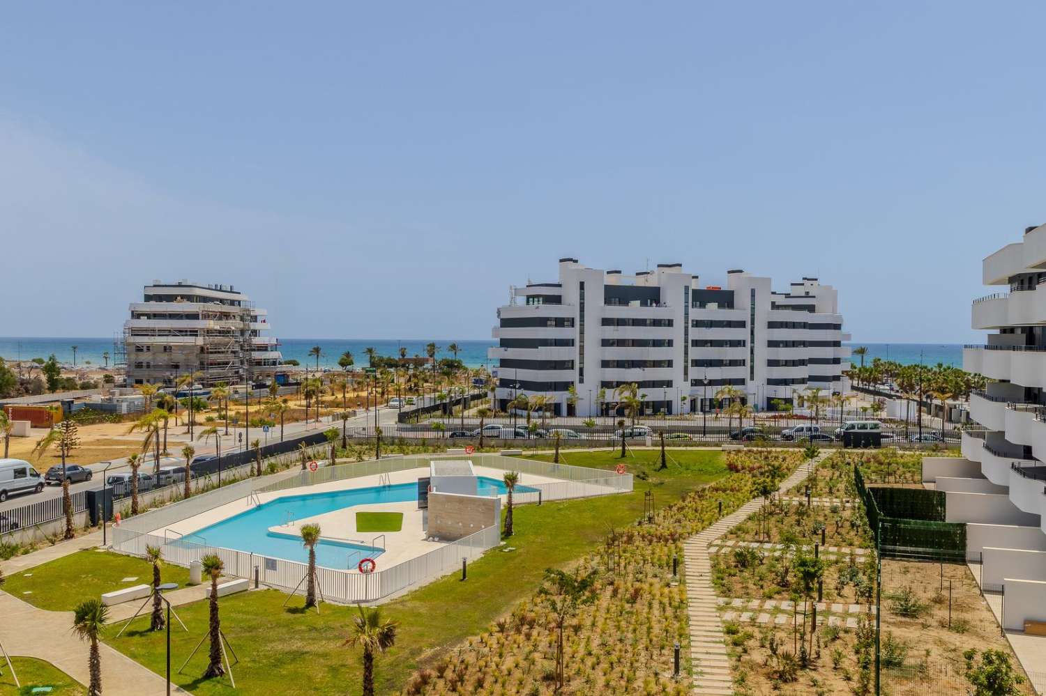 EXCLUSIVO APARTAMENTO CON ESPECTACULARES VISTAS AL MAR A SOLO 50 METROS DE LA PLAYA EN LOS ÁLAMOS – TORREMOLINOS