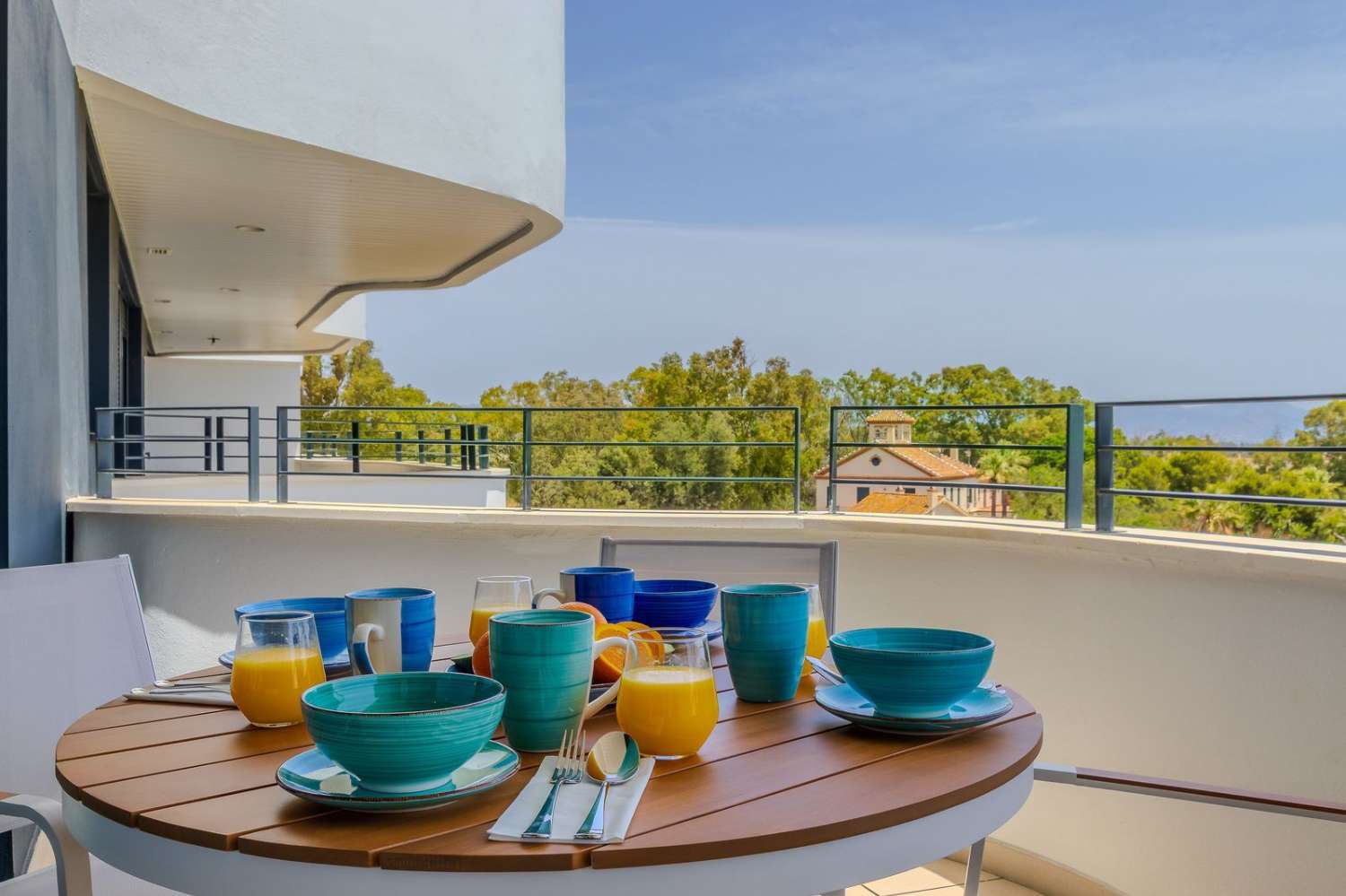 EXCLUSIVO APARTAMENTO CON ESPECTACULARES VISTAS AL MAR A SOLO 50 METROS DE LA PLAYA EN LOS ÁLAMOS – TORREMOLINOS