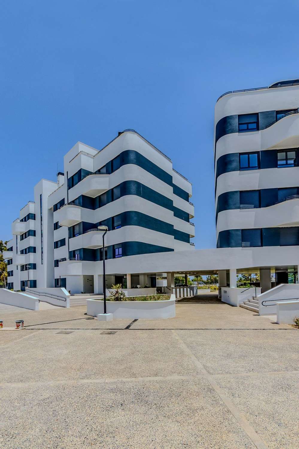 EXCLUSIVO APARTAMENTO CON ESPECTACULARES VISTAS AL MAR A SOLO 50 METROS DE LA PLAYA EN LOS ÁLAMOS – TORREMOLINOS