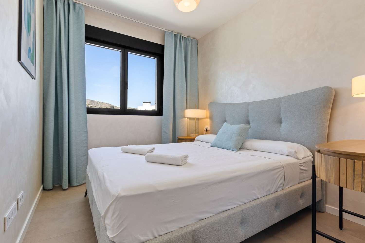 EXCLUSIVO APARTAMENTO CON ESPECTACULARES VISTAS AL MAR A SOLO 50 METROS DE LA PLAYA EN LOS ÁLAMOS – TORREMOLINOS