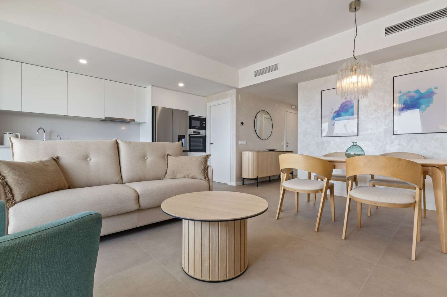 EXCLUSIVO APARTAMENTO CON ESPECTACULARES VISTAS AL MAR A SOLO 50 METROS DE LA PLAYA EN LOS ÁLAMOS – TORREMOLINOS