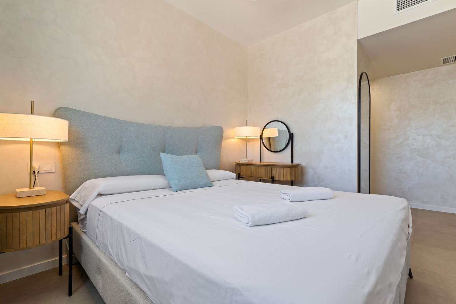 EXCLUSIVO APARTAMENTO CON ESPECTACULARES VISTAS AL MAR A SOLO 50 METROS DE LA PLAYA EN LOS ÁLAMOS – TORREMOLINOS