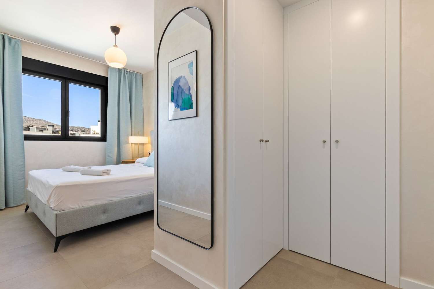 EXCLUSIVO APARTAMENTO CON ESPECTACULARES VISTAS AL MAR A SOLO 50 METROS DE LA PLAYA EN LOS ÁLAMOS – TORREMOLINOS