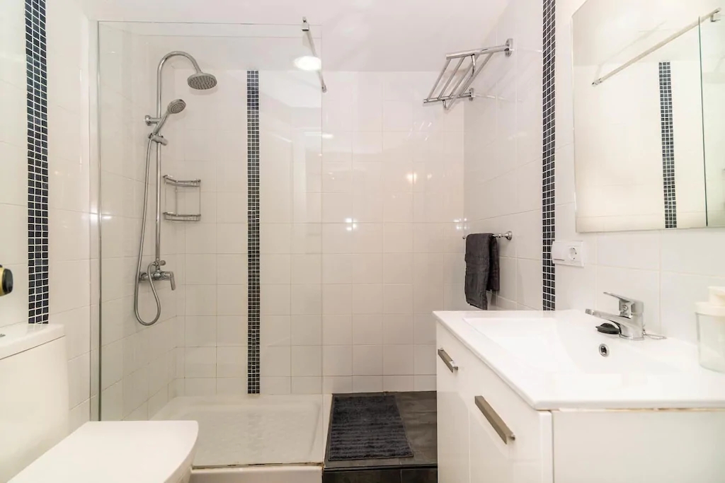 Luksuslejlighed med havudsigt, jacuzzi, stor terrasse, 1. linje, 5 personer