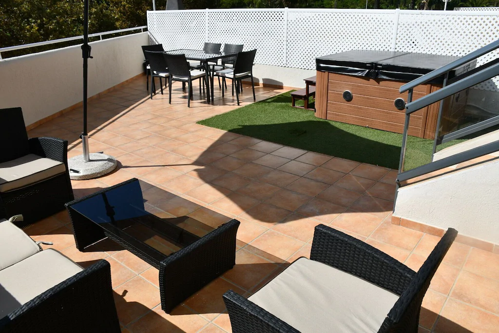 Luksuslejlighed med havudsigt, jacuzzi, stor terrasse, 1. linje, 5 personer