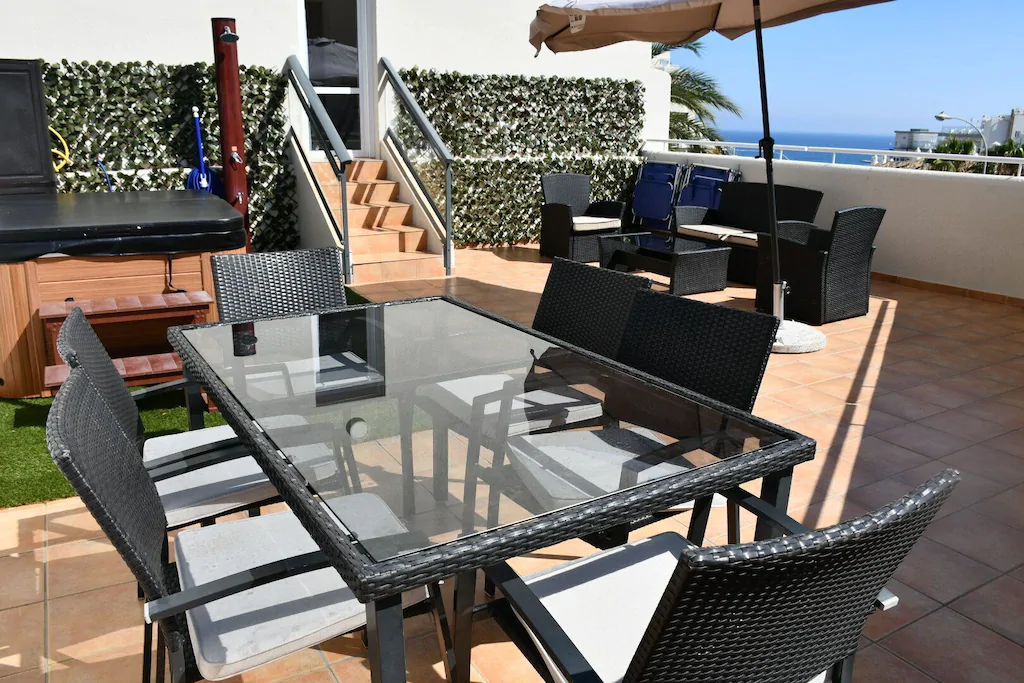 Luksuslejlighed med havudsigt, jacuzzi, stor terrasse, 1. linje, 5 personer